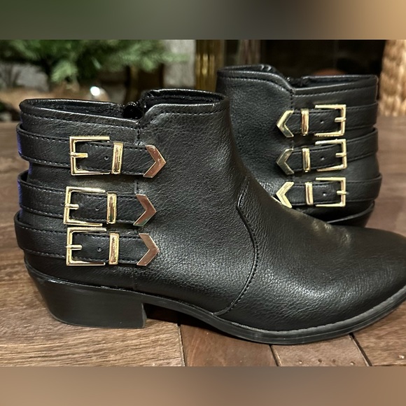 Aldo Black Vegan Leather Ankle Booties 3 Buckle Straps & Gold Hardware  Sz 8 - Picture 1 of 11